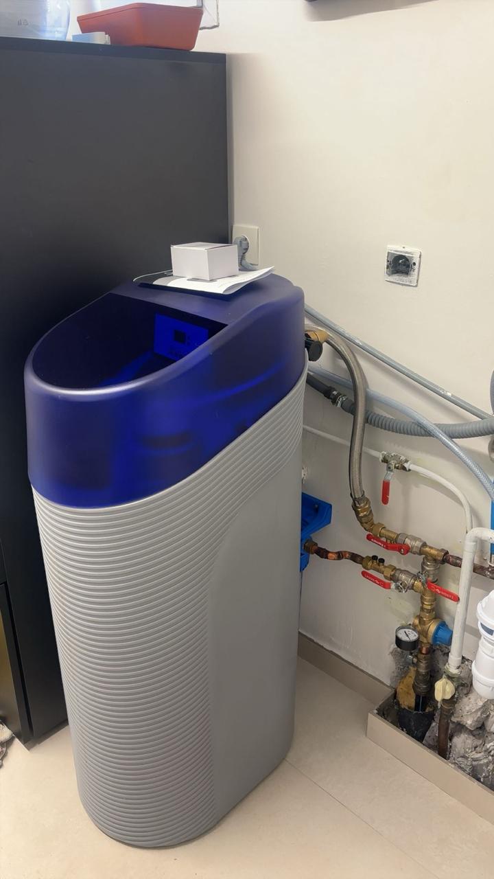 Pose d'équipement sur installation réelle pour adoucisseur d'eau