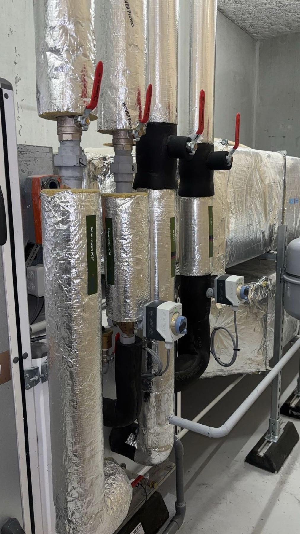 Réseau technique de chauffage et plomberie isolé