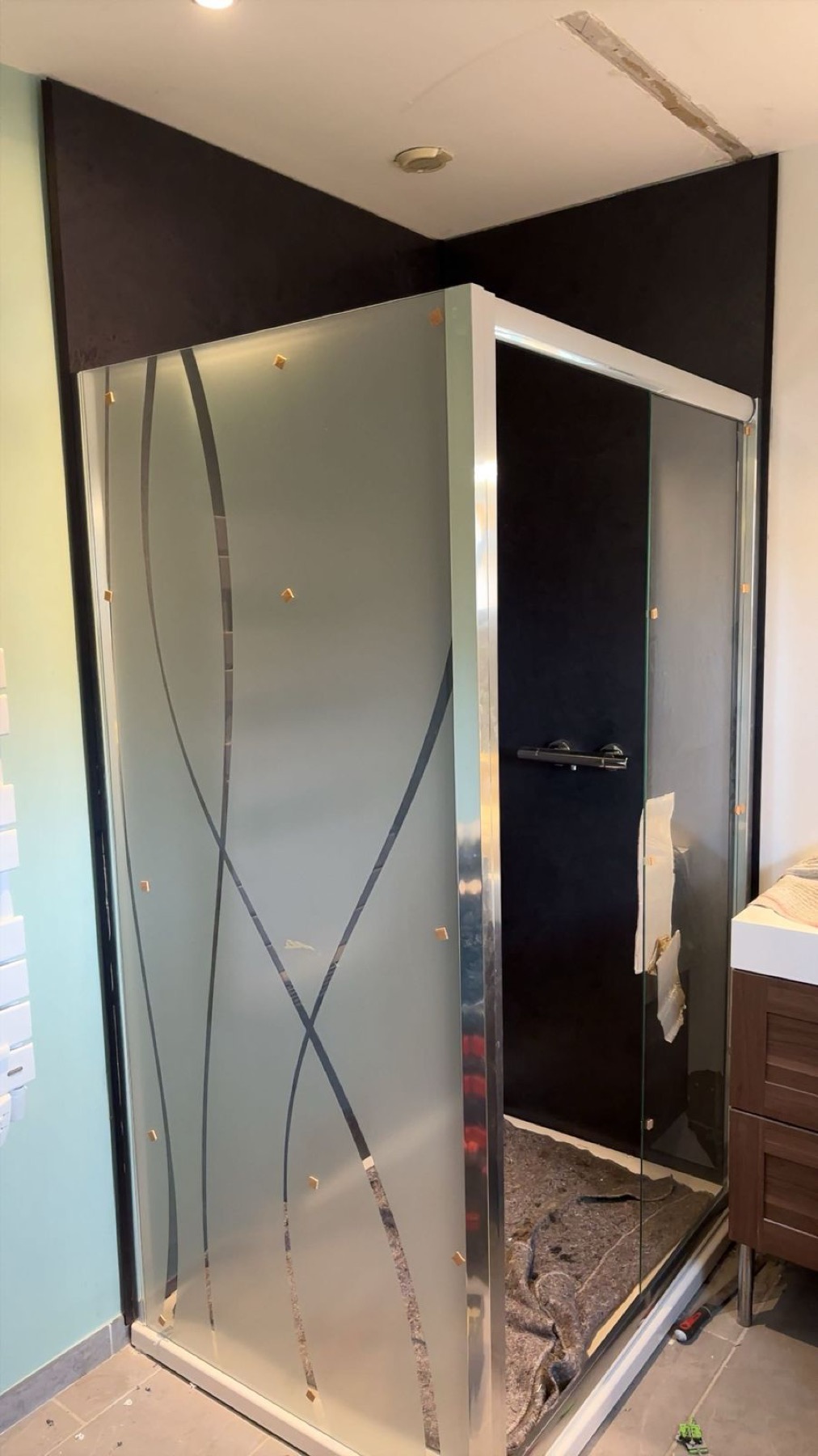 Installation de douche et paroi de salle de bain